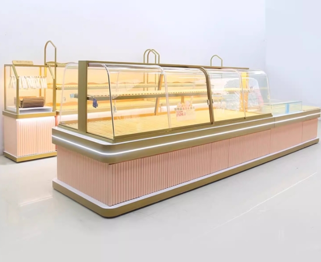 Curved glass cake display