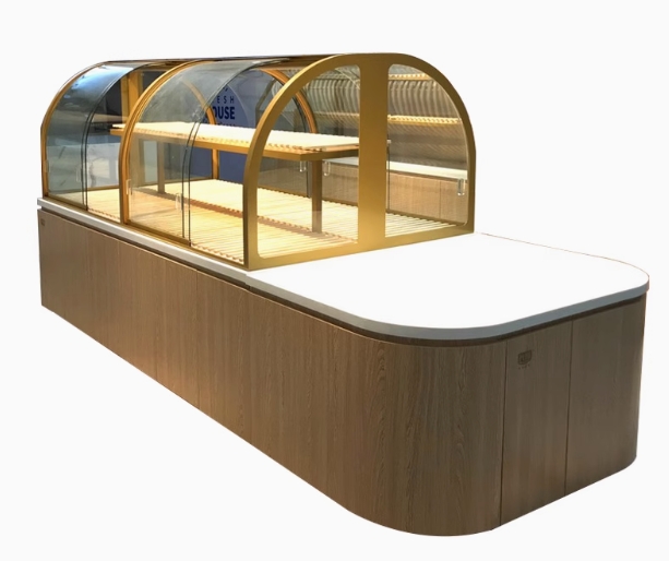 Curved glass cake display